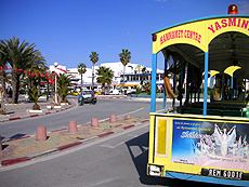 チュニジアの街中を走る観光バス