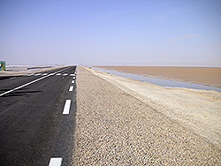 チュニジアの塩湖の中を通る道