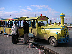 チュニジアの街中を走る観光バス