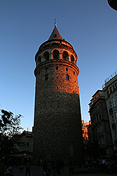 夕陽に染まるイスタンブールのガラタ塔