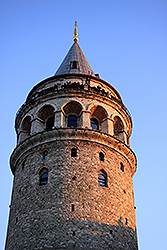 夕陽に染まるイスタンブールのガラタ塔