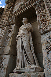 エフェス遺跡のケルスス図書館の銅像