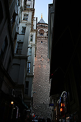 イスタンブールの建物の間から見えるガラタ塔