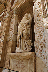 トルコのエフェス遺跡のケルスス図書館の石像