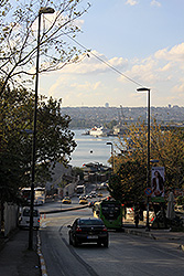 イスタンブールの新市街の街並みと港