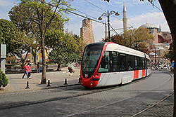 イスタンブールの旧市街を走る路面電車