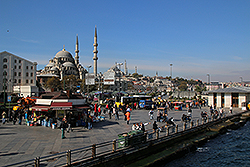 イスタンブールの港とイェニ・ジャーミィ