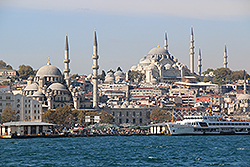 イスタンブールのガラタ橋とモスク