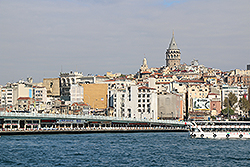 イスタンブールのガラタ橋とガラタ塔