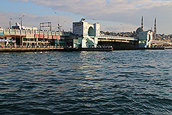 イスタンブールのガラタ橋と金角湾