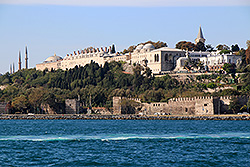 海上から見たトルコの世界遺産トプカプ宮殿