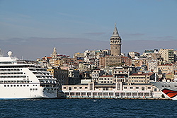 海上から見たガラタ塔とイスタンブール