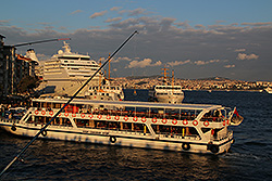 夕暮れのイスタンブールの港に停泊するクルーズ船