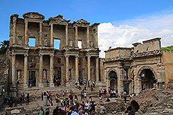 トルコのエフェス遺跡のケルスス図書館