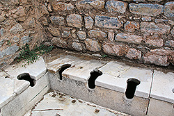 トルコのエフェス遺跡の昔のトイレ