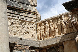 トルコのエフェス遺跡のハドリアヌス神殿