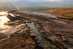 世界遺産パムッカレの石灰棚を流れる温泉の川