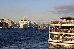 イスタンブールのガラタ橋付近を通る船