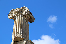 トルコのエフェス遺跡の柱