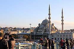 イスタンブールのガラタ橋から見るイェニ・ジャーミィ