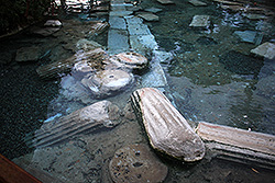 世界遺産パムッカレの遺跡が沈む温泉