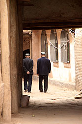 カシュガルの旧市街を歩くウイグル民族の男性