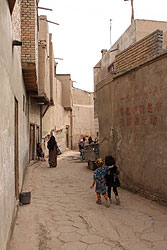 カシュガルの旧市街を歩くウイグル民族の子供