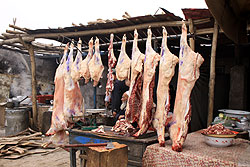 カシュガルのバザールで売られる羊肉