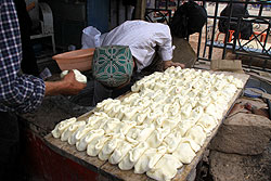 カシュガルの市場で売られるサムサ 
