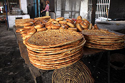 クチャの市場のパンとナンの店
