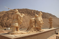 火焔山に建つ西遊記の銅像