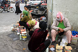 クチャのバザールでヨーグルトを売るウイグルの女性