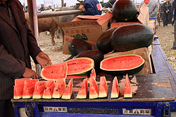 カシュガルの市場のスイカ