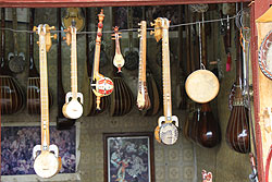 ウイグル民族の伝統的な楽器