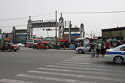 クチャの大通りの交差点