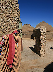 ウズベキスタンのキジルクム砂漠に暮らす遊牧民の家