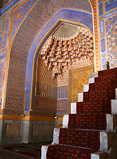 ウズベキスタンのレギスタン広場のモスク