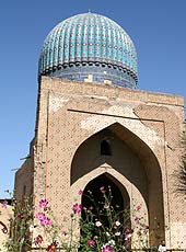 ウズベキスタンのビビハニムモスクとコスモス