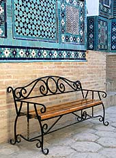 ウズベキスタン シャーヒ・ジンダ廟のベンチ