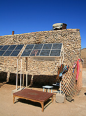 ウズベキスタンのキジルクム砂漠に暮らす遊牧民の家