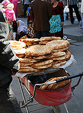 ウズベキスタンのサマルカンドの市場シャブバザールのパン