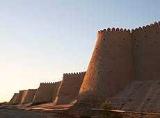 ウズベキスタンのヒワの世界遺産イチャンカラの朝日に染まる城壁