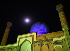ウズベキスタンのサマルカンドの満月とモスク