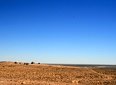 ウズベキスタンのキジルクム砂漠に点在するユルタ
