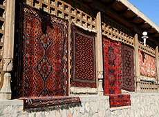 ウズベキスタンの世界遺産ブハラの街角の絨毯