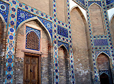 ウズベキスタンのサマルカンドのグリ・アミール廟の中庭