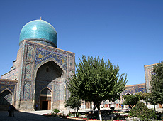 ウズベキスタンのレギスタン広場