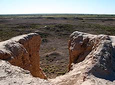 ウズベキスタンのキジルクム砂漠の古代都市遺跡アヤズカラからの眺め