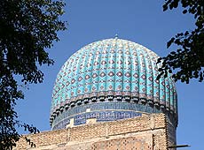 ウズベキスタンのビビハニムモスクの青い屋根
