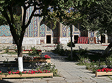 ウズベキスタンの世界遺産サマルカンドのレギスタン広場の庭